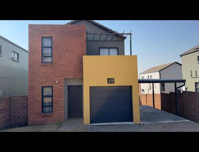 3 BEDROOM TOWNHOUSE FOR SALE IN BLUE HILLS